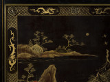 zbliżenie na dekorację płycin parawanu - pejzaże chińskie w ramie wypełnionej ornamentem plecionkowym