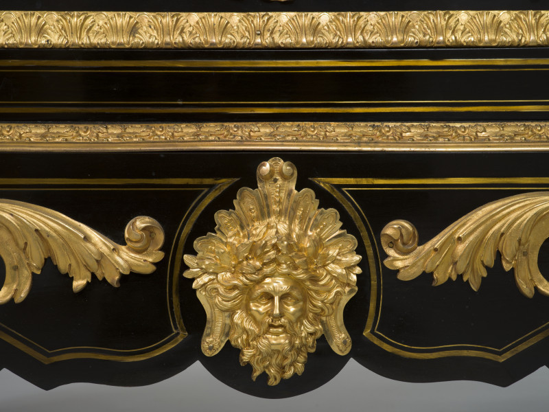 zbliżenie na złoconą dekorację dolnej części szafki - maszkaron