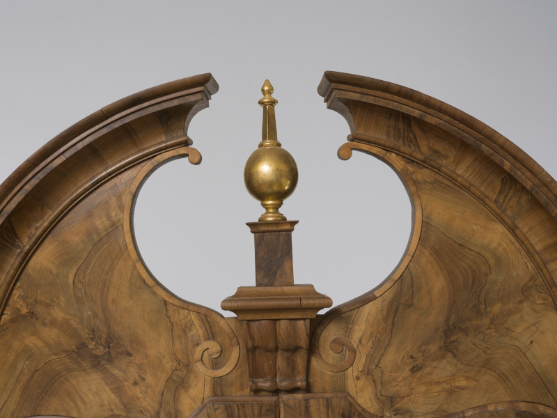 zbliżenie na dekoracyjne zwieńczenie sekretery