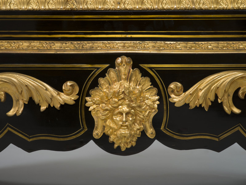 zbliżenie na złoconą dekorację dolnej części szafki - maszkaron