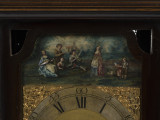 zbliżenie na tarczę oraz figurki teatru umieszczonego w górnej partii zegara