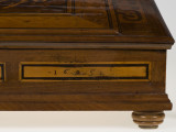 detal (napis) - ujęcie z przodu; lewa strona pulpitu
