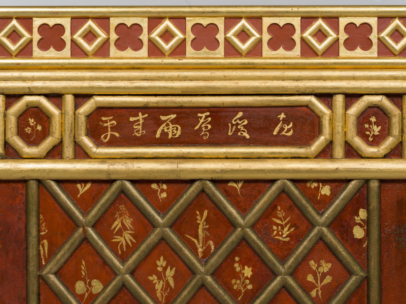 zbliżenie na dekorację prawego boku - znaki chińskie