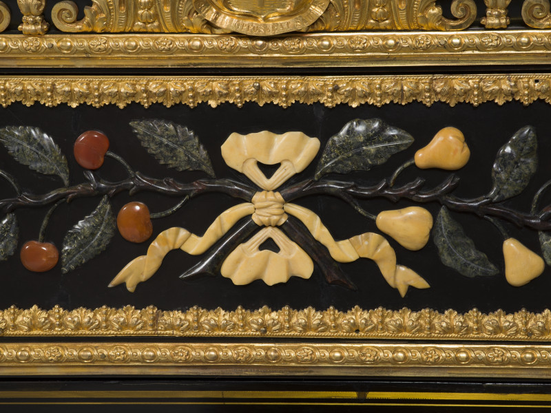 zbliżenie na dekorację lica szuflady - liściaste gałązki z owocami gruszek i wiśni