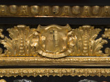 zbliżenie na dekorację gzymsu - herb Potockich (Pilawa pod koroną)