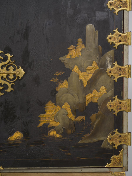zbliżenie na dekorację lewych drzwi - chińskie pejzaże z formacją skał i architekturą pawilonową
