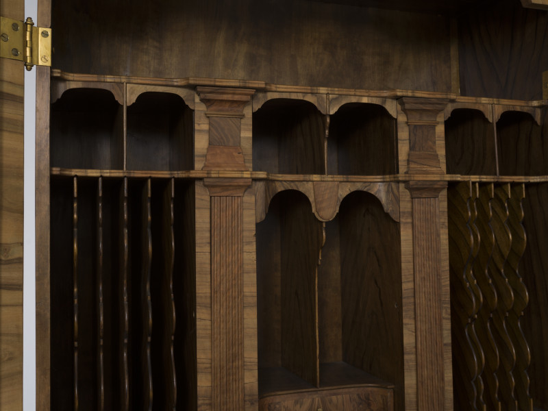 zbliżenie na szufladki i skrytki sekretery