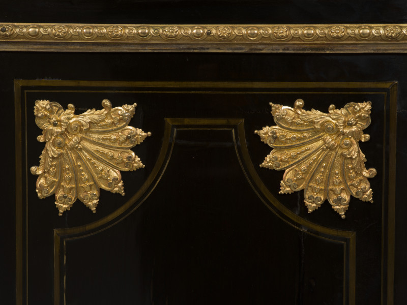 zbliżenie na złoconą dekorację prawego boku - liście akantu