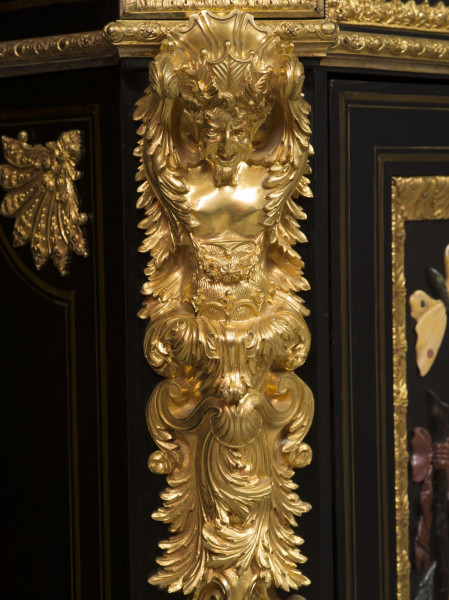 zbliżenie na złoconą dekorację narożnika - maszkaron
