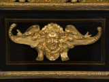 zbliżenie na złoconą dekorację prawego boku - maszkaron
