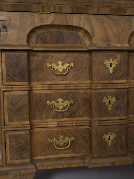 zbliżenie na okuciową dekorację szuflad