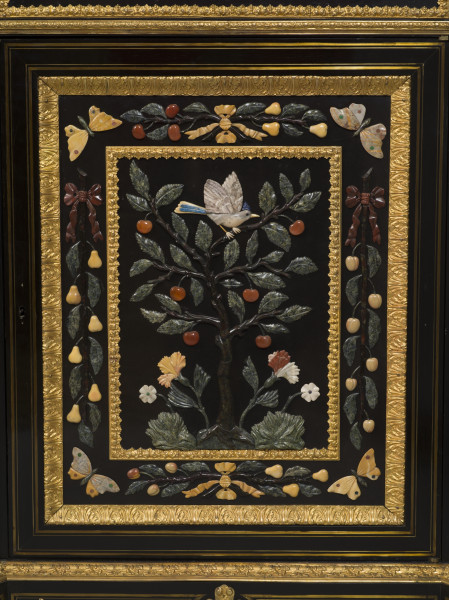 zbliżenie na dekorację drzwiczek - liściaste gałązki z kwiatami, owocami gruszek i wiśni, ptakami i motylami rzeźbionymi w wielobarwnych marmurach i kamieniach