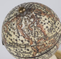 zbliżenie na mapę globusa oraz zwieńczenie
