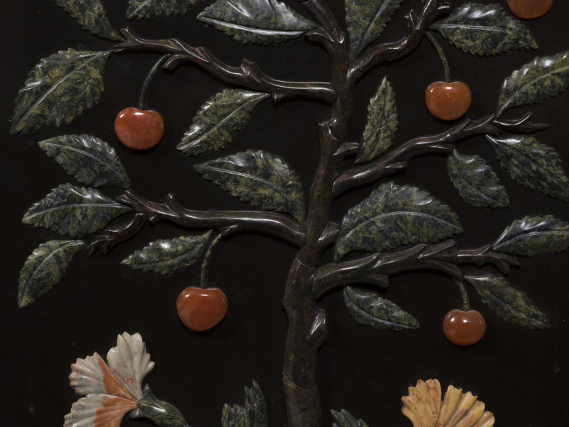 zbliżenie na dekorację drzwiczek - liściaste gałązki z owocami wiśni