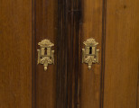zbliżenie na dekoracyjne okucia wokół otworów na klucz
