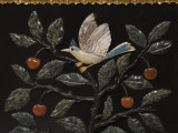 zbliżenie na dekorację drzwiczek - liściaste gałązki z owocami wiśni i ptak