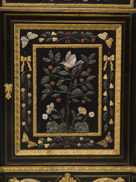 zbliżenie na dekorację drzwiczek - liściaste gałązki z kwiatami, owocami gruszek i wiśni, ptakami i motylami rzeźbionymi w wielobarwnych marmurach i kamieniach