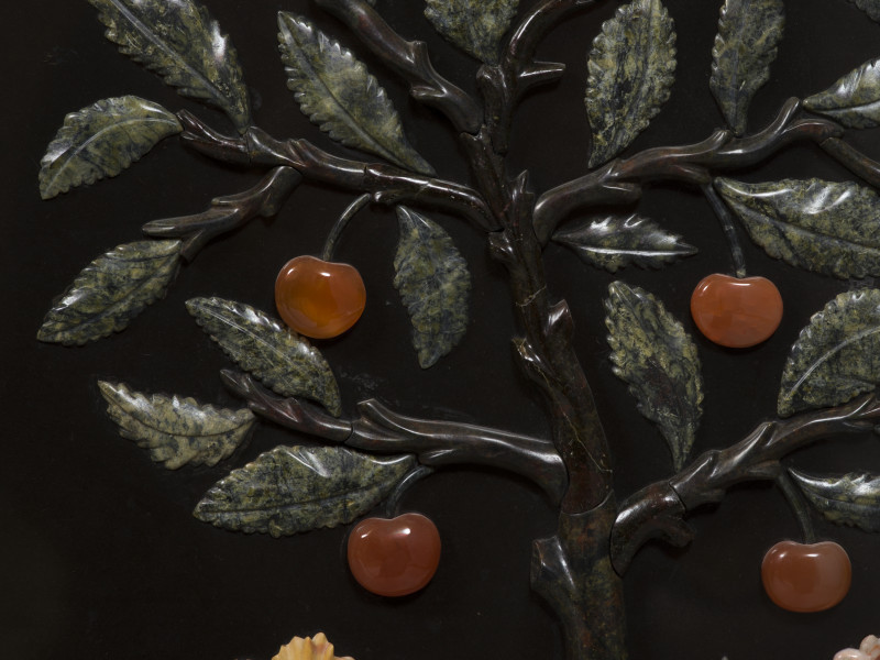 zbliżenie na dekorację drzwiczek - liściaste gałązki z owocami wiśni