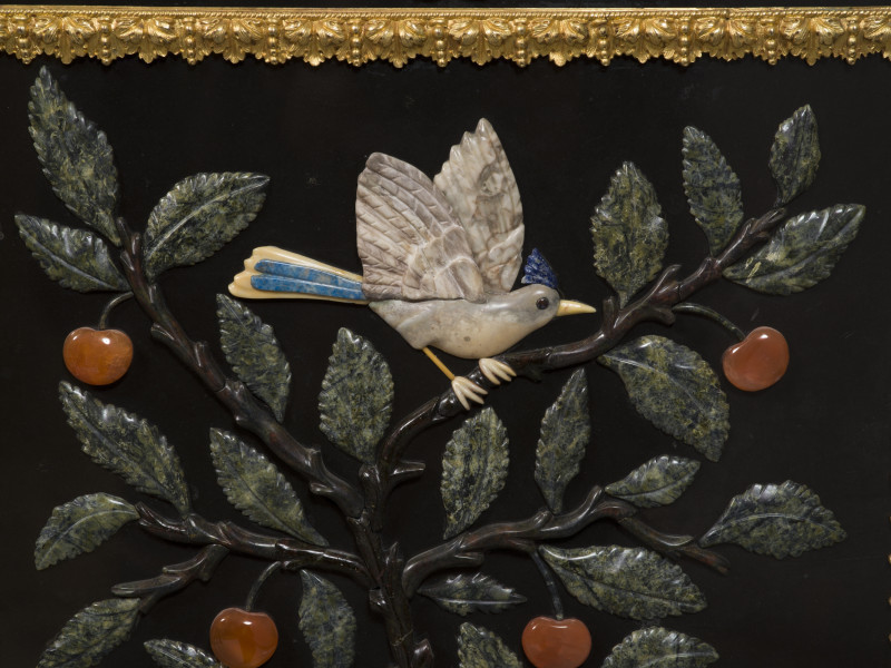 zbliżenie na dekorację drzwiczek - liściaste gałązki z owocami wiśni i ptak
