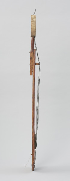 instrument muzyczny - Ujęcie z prawego boku. Ludowy instrument muzyczny służący do robienia tzw. wrzawy obrzędowej.