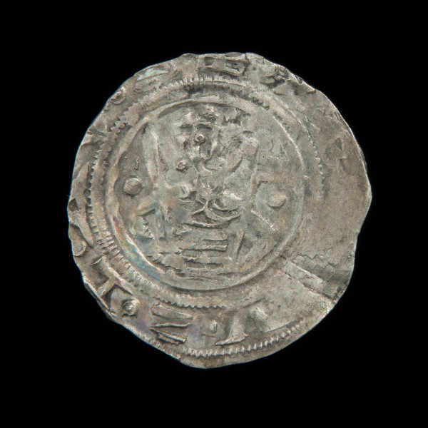 moneta; skarb monet - Ujęcie awersu siódmej monety ze skabu monet z XII w.