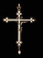 klejnot w kształcie krucyfiksu księżnej Erdmuty (1561-1623) - Ujęcie z tyłu. Klejnot w kształcie krucyfiksu z pełnoplastyczną postacią Chrystusa, zdobiony emalią, diamentami i rubinami.