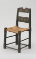 MNS/E/398 - Ujęcie przodu skosem w lewą stronę. Krzesło z plecionym siedziskiem zdobione ornamentem roślinno-geometrycznym.