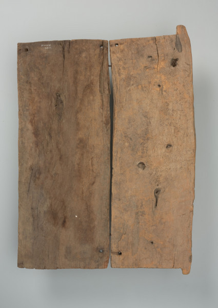 drewniane drzwiczki do spichlerza - Ujęcie z tyłu. Dwuczęściowe drewniane drzwiczki do spichlerza. Całość udekorowana płaskorzeźbami.