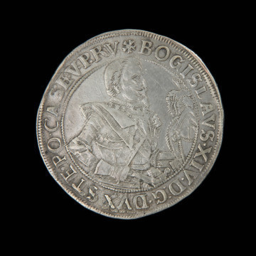 talar - Ujęcie awersu. Moneta z półpostacią księcia Bogusława XIV na awersie.