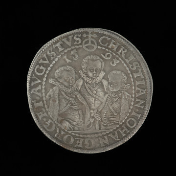 talar - Ujęcie awersu. Na awersie monety półpostacie trzech władców zwróconych do siebie, powyżej jabłko cesarskie i data 15 - 95 i napis w otoku.