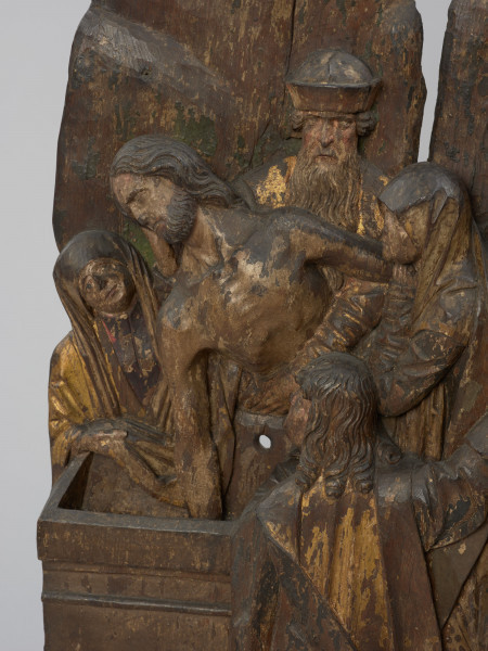 sztuka sakralna, płaskorzeźba, kwatera ołtarza - detal inny fragment; Płaskorzeźba przedstawiająca scenę złożenia ciała Chrystusa do grobu. Kwatera prawego skrzydła późnogotyckiego ołtarza pasyjnego z Wkryujścia (Ueckermünde).