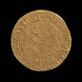 środek płatniczy, pieniądz, moneta - Ujęcie rewersu. Moneta z tarczą herbową trzymaną przez dwa lwy na rewersie.