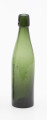 szklana butelka bez wyodrębnionej szyjki - Ujęcie z tyłu; Butelka piwówka z grubego szkła butelkowego w ciemnym kolorze oliwkowo-zielonym. Brak wyodrębnionej szyjki, ktora zakończona jest u wylotu pierścieniem z dwoma otworami do zamknięcia pałąkowego (brak). Dno wklęsłe.