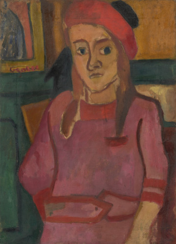 Portret dziewczynki - ujęcie z przodu; Portret dziewczynki w półpostaci. Jej twarz pociągła, proste włosy sięgające do ramion, na głowie czerwony beret z czarnym pomponem, suknia ciemnoczerwona. W tle widoczny fragment oparcia fotela, obitego zieloną materią oraz obrazu, na którego ramie widnieje czerwony napis 