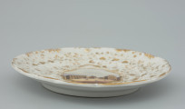 porcelanowy talerz z falistą krawędzią - Ujęcie z boku. Porcelanowy talerz z falistą krawędzią.