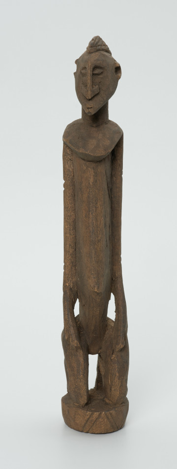 drewniana, rzeźbiona figura - Ujęcie z przodu. Drewniana, rzeźbiona figura przedstawiająca klęczącą postać