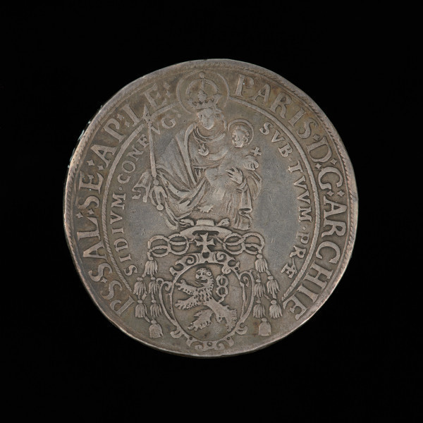 talar - Ujęcie rewersu. Na rewersie monety nad owalną barokową tarczą herbową półpostać św. Rudberta, napis w otoku.