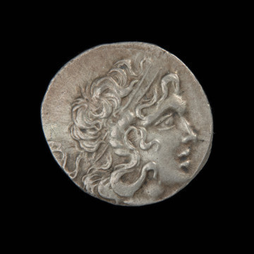 moneta; tetradrachma - Ujęcie awersu. Moneta z wizerunkiem głowy Aleksandra Macedońskiego z rogiem Ammona na awersie i Ateną siedzącą na tronie na rewersie.