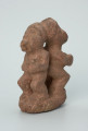 Ujęcie z przodu z lewej. Rzeźbione w brunatno-różowym kamieniu dwie połączone ze sobą postaci ludzkie w pozycji stojącej. Wyrzeźbiono je tyłem do siebie. Stykają się tyłem głowy oraz pośladkami. Widoczne rysy i mikropęknięcia.