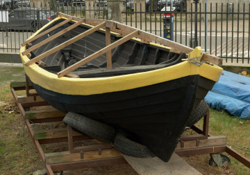 łódź rybacka - Ujęcie z przodu. Rybacka łódź klepkowa.