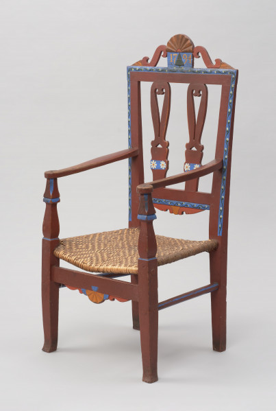 mebel - Ujęcie przodu skosem w lewą stronę. Fotel z wyplatany siedziskiem, zdobiony motywem wachlarza.