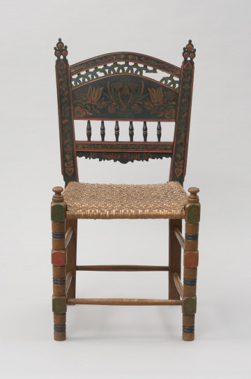 mebel - Ujęcie z przodu. Krzesło z plecionym siedziskiem, zdobione motywem florystycznym.