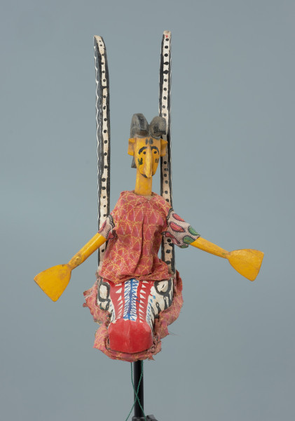 lalka teatralna: Yayoroba na antylopie dajè - Ujęcie z przodu. Drewniana lalka teatralna przedstawiającą kobietę siedzącą na głowie antylopy.