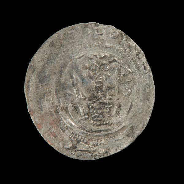 moneta; skarb monet - Ujęcie awersu drugiej monety ze skarbu monet z XII w.