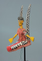 lalka teatralna: Yayoroba na antylopie dajè - Ujęcie z przodu z lewej strony. Drewniana lalka teatralna przedstawiającą kobietę siedzącą na głowie antylopy.