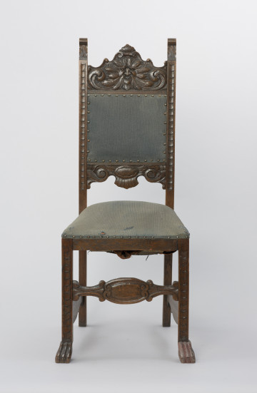 krzesło - Ujęcie z przodu. Krzesło z wysokim oparciem o snycerowanych ramach w stylu neorenesansowym