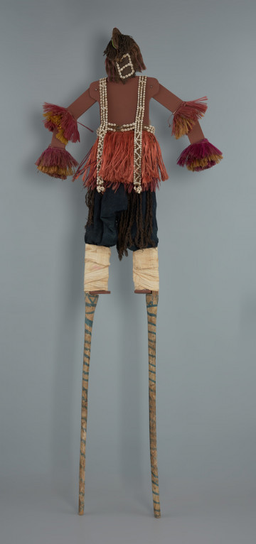 maska młodej dziewczyny z ludu Fulbe - Ujęcie z przodu. Drewniana, rzeźbiona maska wykonana z włókna, wykończona fryzurą.