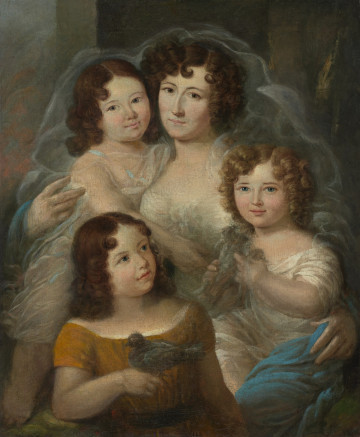 portret zbiorowy - ujęcie z przodu; Portret przedstawia młodą siedzącą kobietę z trojgiem dzieci w pejzażowym tle utrzymanym w tonacji zielonkawobrunatnej. Kobieta w centrum, z głową lekko przechyloną na lewe ramię ubrana w białą muślinową suknię z dekoltem; brązowe loki okalają owalną twarz o cienkim nosie, wąskich bladych ustach i piwnych oczach. Prawym ramieniem obejmuje tulącą się do niej dziewczynkę, lewym siedzące jej na kolanach jasnowłose dziecko, przytulające pulchnymi rączkami ptaka. Dzieci ubrane są w muślinowe białe tuniki, twarze okolone lokami są lekko uśmiechnięte a wzrok, podobnie jak wzrok kobiety, skierowany na widza. W dolnej partii grupę przesłania ujęta w 3/4 półpostać stojącej najstarszej dziewczynki w złocistobrązowej sukience. W ugiętej prawej ręce trzyma ptaka. Jej głowa lekko uniesiona, spojrzenie skierowane na ptaka w rękach jasnowłosego dziecka. Po prawej u dołu błękitna draperia otulająca nóżkę dziecka, przytrzymywana dłonią przez kobietę- jej fragment widoczny również przy prawej dłoni obejmującej ramię tulącego się do kobiety dziecka