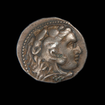 moneta; tetradrachma - Ujęcie awersu. Moneta z wizerunkiem głowy Heraklesa na awersie i Zeusa siedzącego na tronie na rewersie.