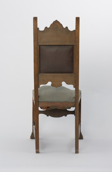 krzesło - Ujęcie z tyłu. Krzesło z wysokim oparciem o snycerowanych ramach w stylu neorenesansowym